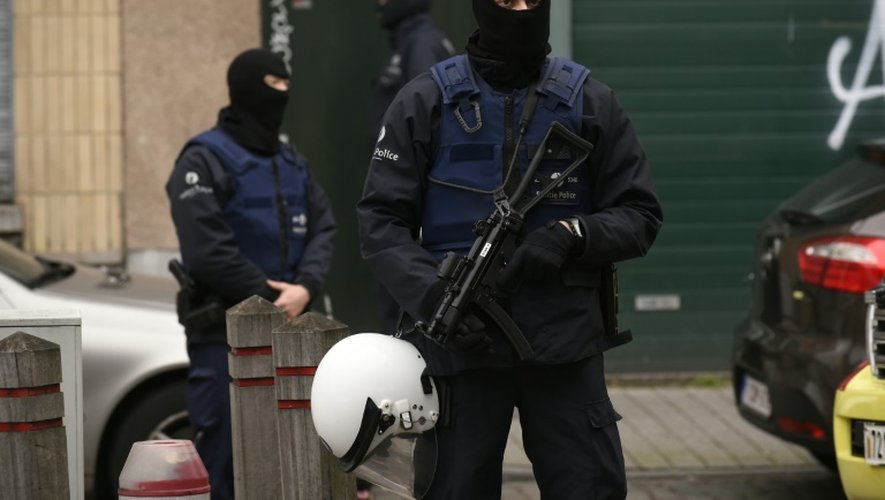 Des membres des forces de l'ordre lors d'une opération policière dans le quartier de Molenbeek à Bruxelles le 16 novembre 2015