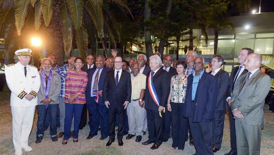 Le président François Hollande entouré des réprésentants officiels de la Nouvelle-Calédonie à son arrivée à l'aéroport de la La Tontouta, le 16 novembre 2014