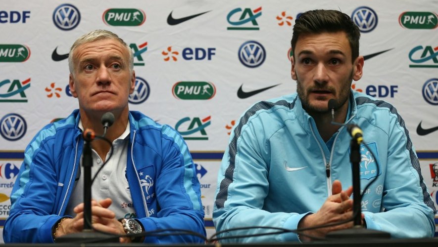 Le sélectionneur français Didier Deschamps et le capitaine Hugo Lloris, le 16 novembre 2015 à Wembley