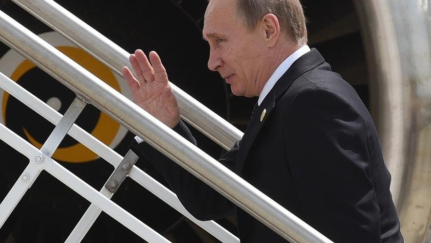 Le président russe Vladimir Poutine quittant le sommet du G20 à l'aéroport de Brisbane, le 16 novembre 2014
