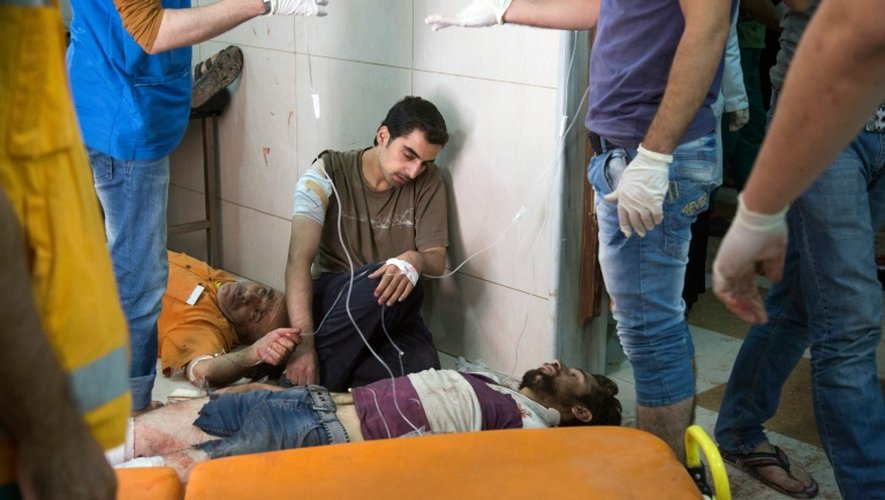 Des blessés sont soignés dans un hôpital de fortune, après des bombardements intenses, le 24 septembre 2016 dans un quartier rebelle d'Alep