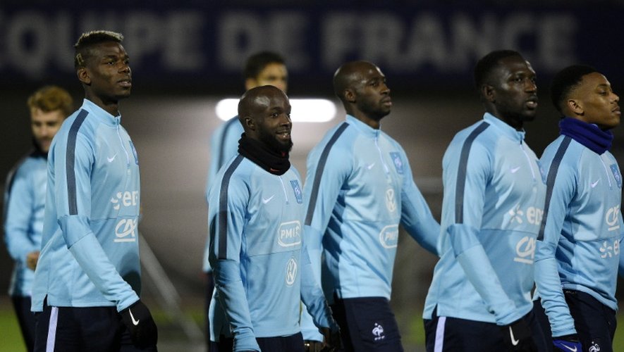 Le milieu de terrain de l'équipe de France Lassana Diarra (c), entouré de ses coéquipiers, à l'entraînement à Clairefontaine, le 10 novembre 2015