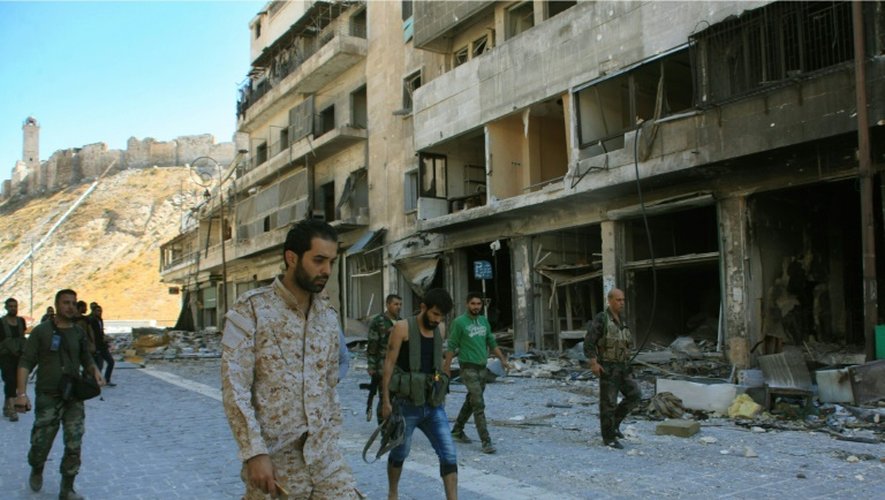 Des soldats syriens dans le quartier de Parafira, après avoir pris le contrôle d'une zone rebelle d'Alep, le 28 septembre 2016