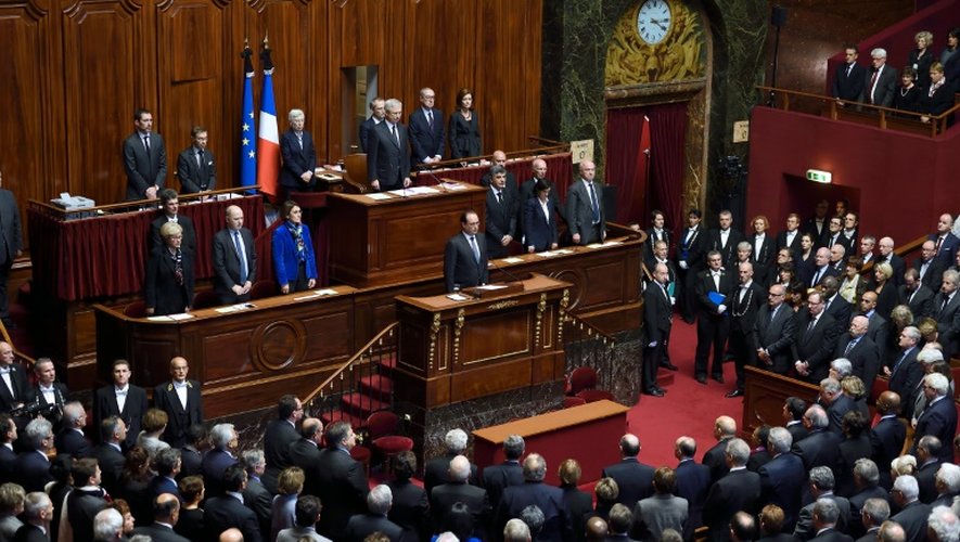 François Hollande (c) et les membres du Parlement observent une minute de silence à Versailles le 16 novembre 2015