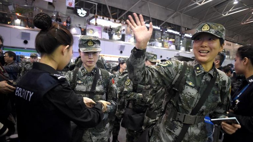 Un membre du contingent médical de l'armée chinoise se prépare à embarquer pour le Libéria à l'aéroport de Pékin, le 14 novembre 2014