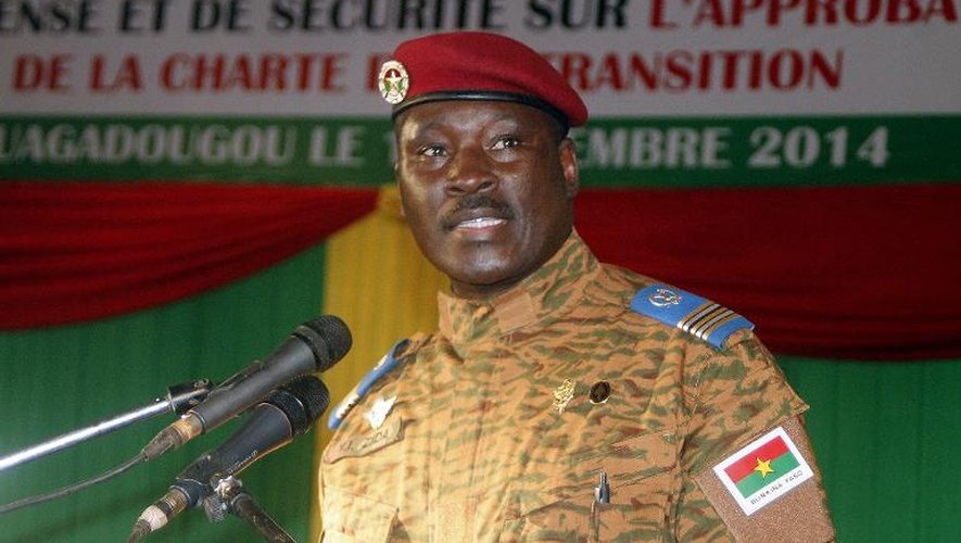 Le lieutenant-colonel Isaac Zida fait une déclaration lors de la signature d'une chartre de transition, le 16 novembre 2014 à Ouagadougou, au Burkina Faso