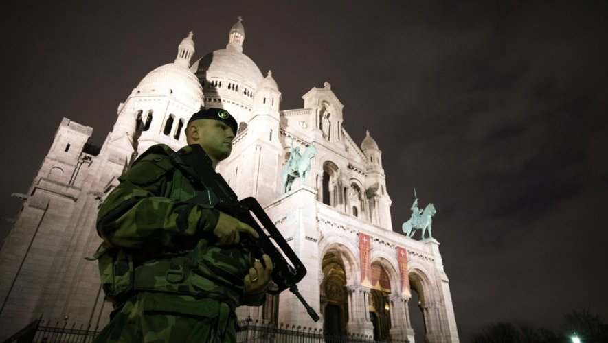 Un soldat devant la basilique du Sacré Coeur à Pari, le 16 novembre 2015