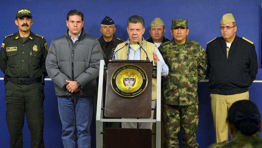 Le président colombien Juan Manuel Santos (c), lors d'une conférence de presse, le 16 novembre 2014 à Bogota, après l'enlèvement d'un général de l'armée