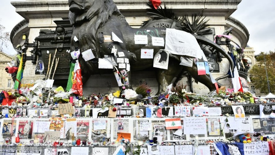 Hommages aux victimes des attentats de Paris, place de la République à Paris le 16 novembre 2015