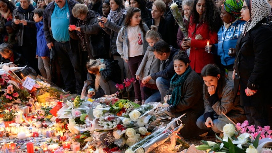 Hommage aux victimes des attentats de Paris le 16 novembre 2015 devant le Bataclan