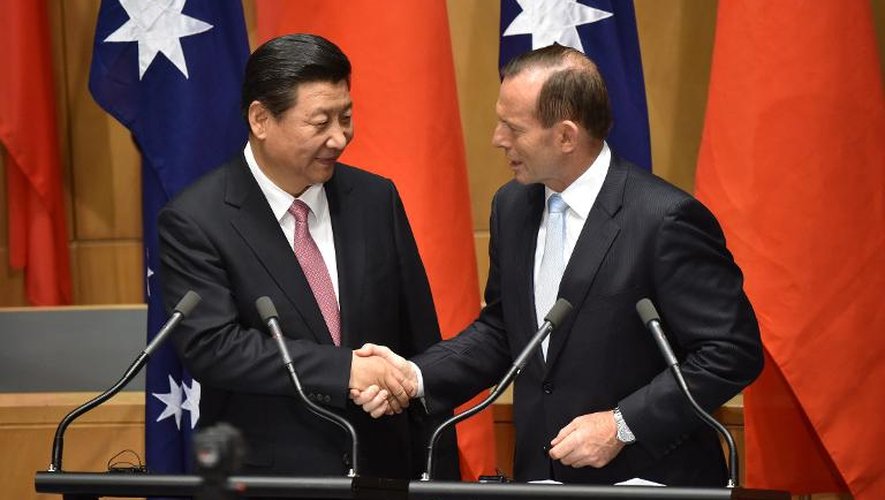 Le Premier ministre australien Tony Abbott (g) et le président chinois Xi Jinping à la Chambre des Représentants à Canberra, le 17 novembre 2014