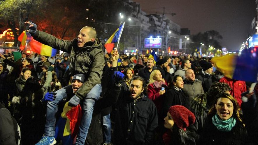 Des Roumains fêtent la victoire de Klaus Iohannis à la présidentielle, le 16 novembre 2014 à Bucarest