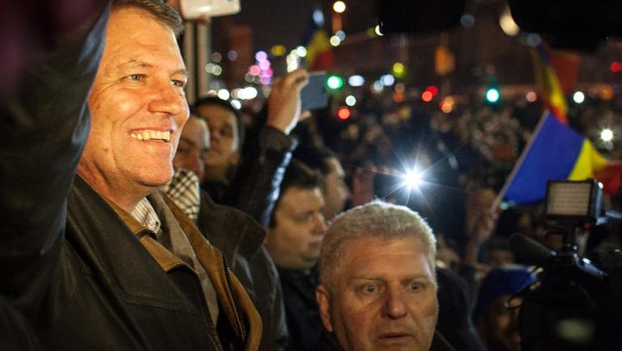 Le leader de la droite roumaine Klaus Iohannis, vainqueur de la présidentielle, salue ses partisans, le 16 novembre 2014 à Bucarest