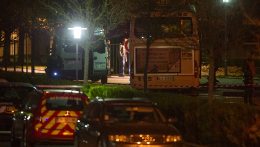 La police inspecte le bus où un camarade a tué un autre enfant, près du collège de Trois Frontières à Hegenheim, le 16 novembre 2015
