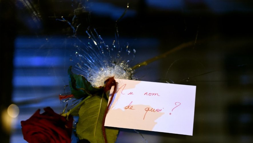 Une rose déposée dans un impact de balle sur la vitrine de "la Belle Equipe" le 14 novembre 2015