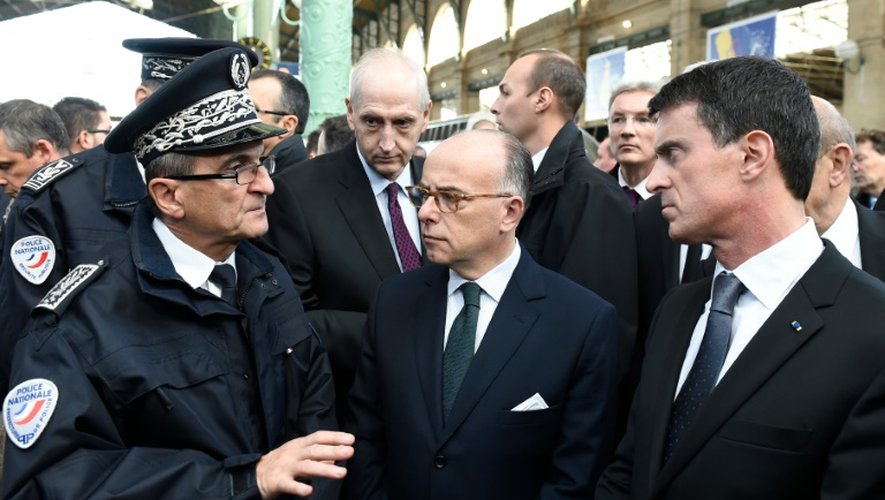 Manuel Valls (d), Bernard Cazeneuve et le préfet de police Michel Cadot (2e g) à la Gare du Nord le 15 novembre 2015