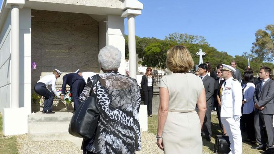 Le président François Hollande (2e g) dépose des fleurs sur la tombe de Jacques Lafleur, le 17 novembre 2014 à Nouméa