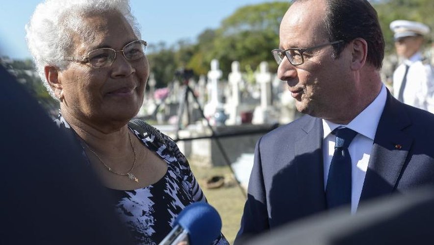 Le président François Hollande s'entretient avec Marie-Claude Tjibaou, veuve de Jean-Marie Tjibaou, après avoir déposé des fleurs sur la tombe de Jacques Lafleur, le 17 novembre 2014 à Nouméa