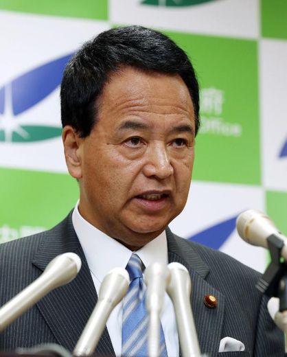 Le ministre japonais de la Revitalisation économique Akira Amari fait une déclaration à la presse, le 17 novembre 2014 à Tokyo