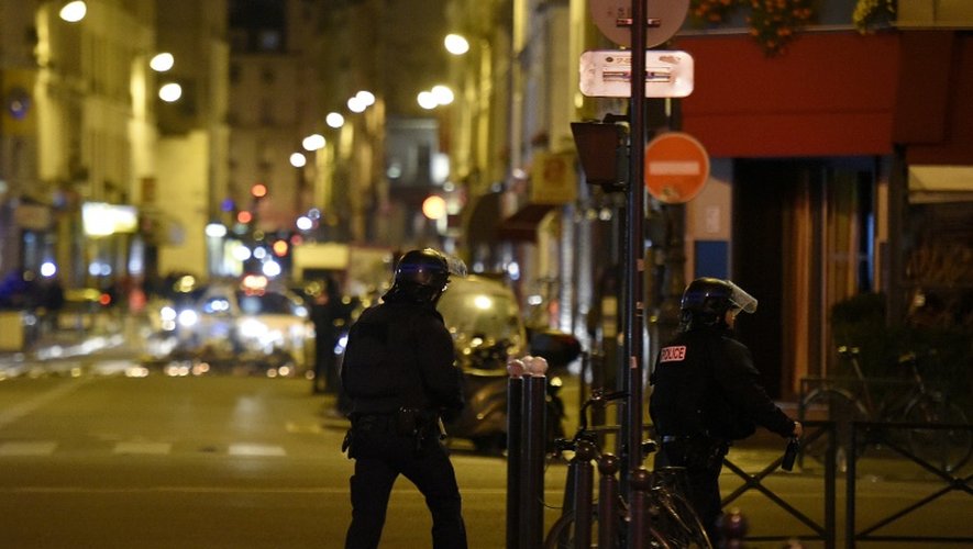 Des policiers près du Bataclan à Paris, le 15 novembre 2015