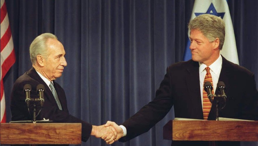 Le 11 décembre 1995 l'ex-président américain Bill Clinton (D) et Shimon Peres, alors Premier ministre israélien