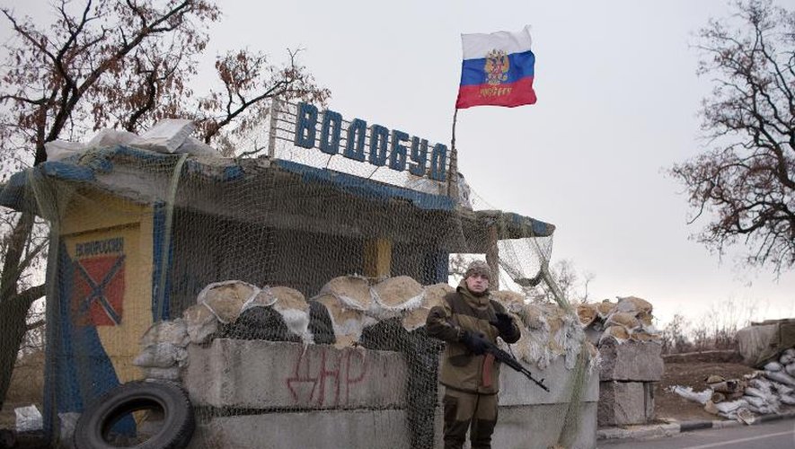 Un combattant pro-russe monte la garde à un point de contrôle près de Kharzisk, à l'est de Donetsk, en Ukraine, le 16 novembre 2014