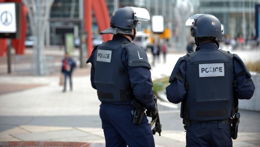 Des policiers patrouillent à La Défense, le 16 novembre 2015