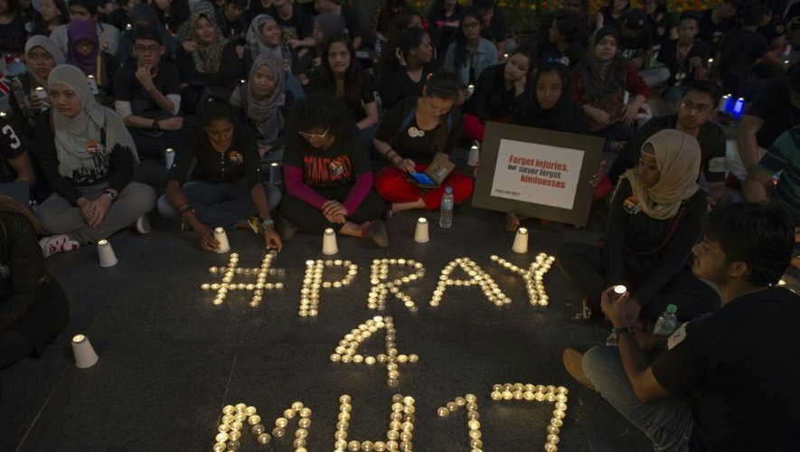 Veillée à la mémoire des victimes du MH17 le 18 juillet 2016 à Kuala Lumpur