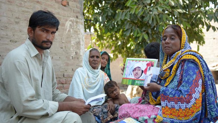 La villageoise pakistanaise Razia Shaikh montre une photo de sa fille lors d'une interview avec l'AFP, le 18 octobre 2014 à Sukkur
