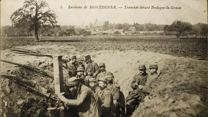 Carte postale montrant des soldats français dans une tranchée pendant la Première guerre mondiale