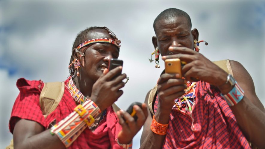 Des guerriers massaï utilisent des appareils de géolocalisation satellitaire pour repérer les lions dans la réserve de Selenkay, dans le sud du Kenya, le 11 septembre 2016