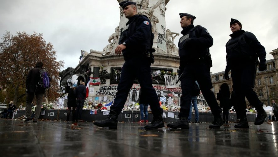 Policiers déployés le 17 novembre 2015 place de la République à Paris