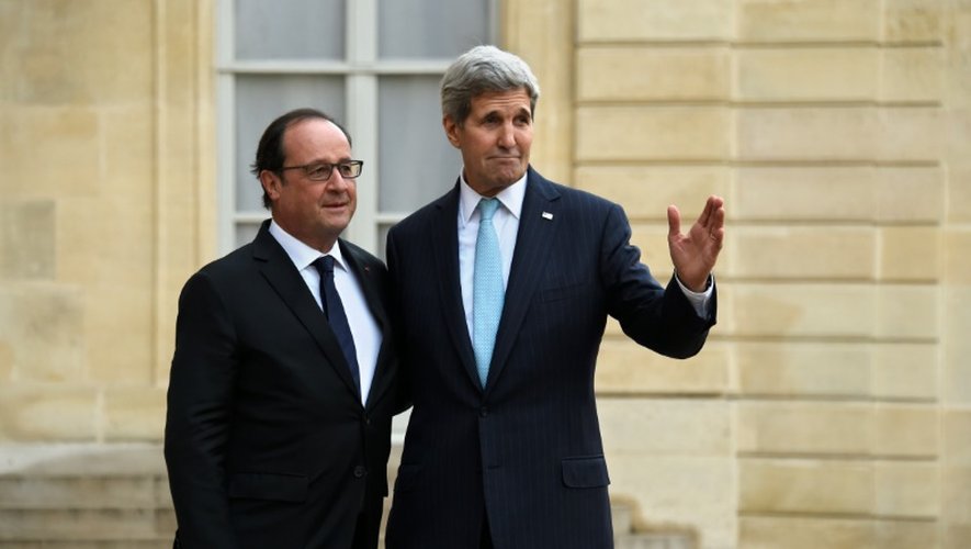 Le président Hollande et le secrétaire d'Etat américain John Kerry sur le perron de l'Elysée, le 17 novembre 2015