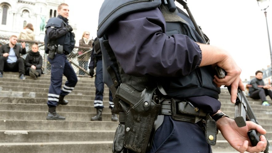Des policiers déployés devant le Sacré Coeur le 16 novembre 2015 à Paris