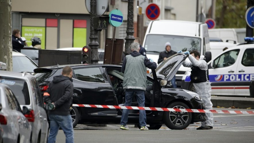 Des enquêteurs autour d'une voiture qui pourrait avoir servi à la préparation des attentats, retrouvée le 17 novmebre 2015 dans le 18e arrondissement à Paris