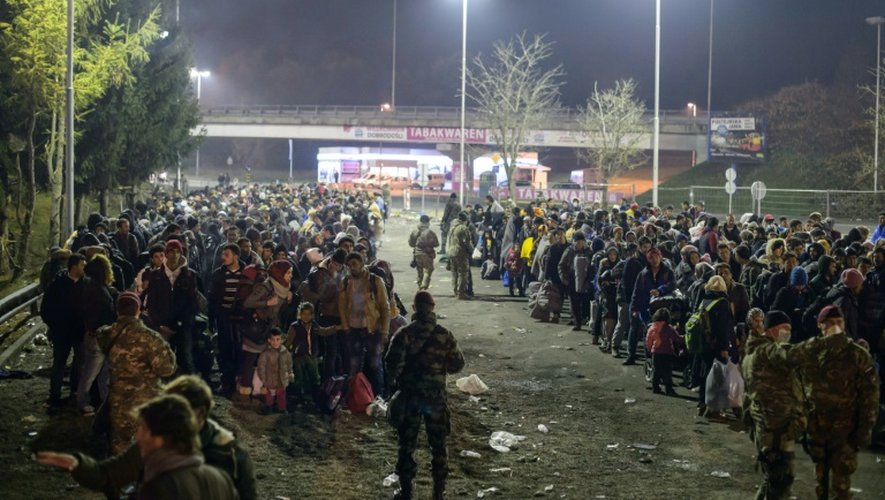Des réfugiés et migrants attendent à la frontière slovène à Sentilj pour passer en Autriche le 6 novembre 2015