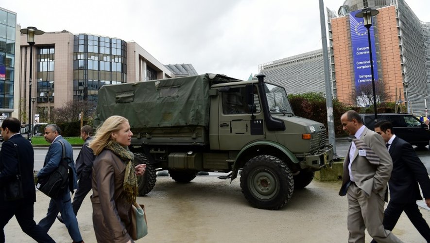 Un véhicule de l'armée belge garé devant les institutions européennes, le 17 novembre 2015 à Bruxelles