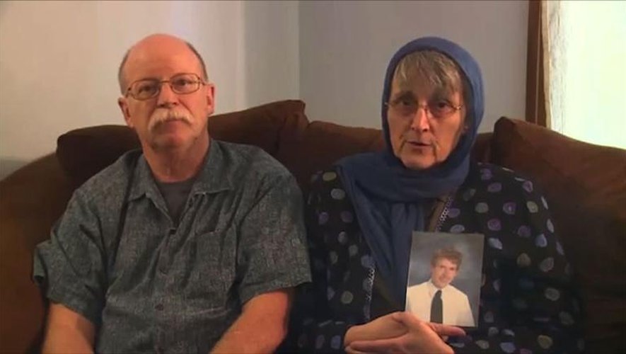 Les parents de Peter Kassig photographiés le 4 octobre 2014 montrent un portrait de leur fils qui vient d'être décapité par des militants du groupe EI