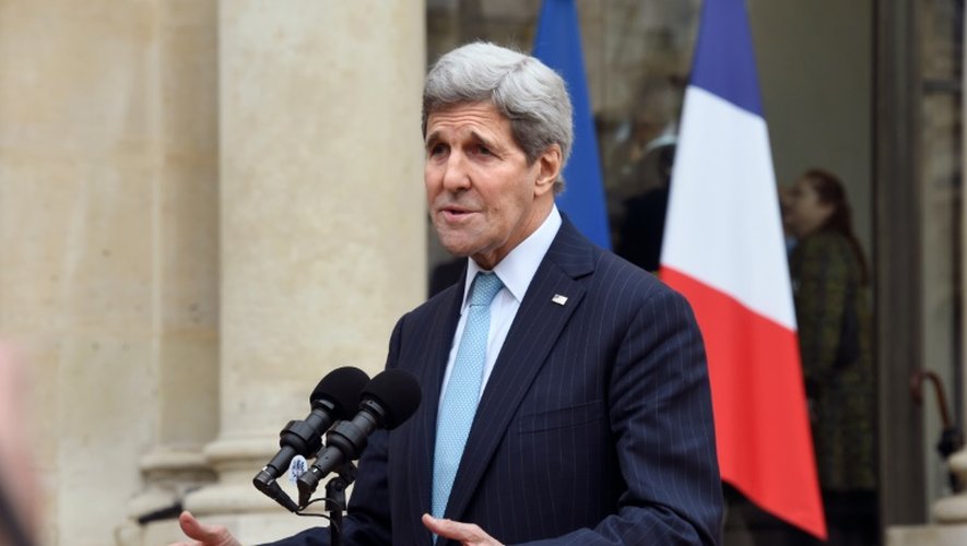 Le secrétaire d'Etat américain John Kerry s'adresse aux journalistes depuis le perron de l'Elysée, le 17 novembre 2015