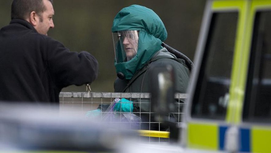 Un analyste portant une tenue de protection s'apprête à entrer dans un élevage de canards où une souche de grippe aviaire a été détécté, dans le East Yorkshire, au Royaume-Uni, le 17 novembre 2014