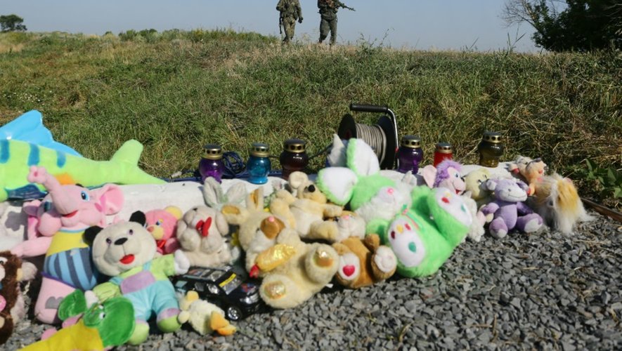 Des séparatistes prorusses sur le site du crash de l'avion MH17 à Grabové, dans l'est rebelle de l'Ukraine, le 17 juillet 2016