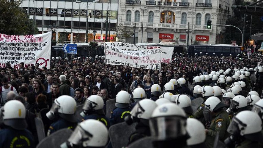 Manifestants et policiers face-à-face lors du rassemblement à Athènes le 17 novembre pour commémorer le 41e anniversaire du soulèvement estudiantin