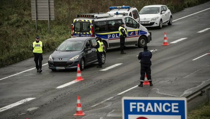 Contrôle de police à la frontière franco-belge de Neuville-en-Ferrain, le 17 novembre 2015