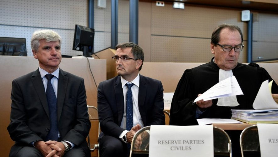 Les dirigeants d'Air France Pierre et Xavier Broseta, avec leur avocat Christian Charriere-Bournazel lors du procès de 15 salariés d'Air France, le 27 septembre 2016 à Bobigny