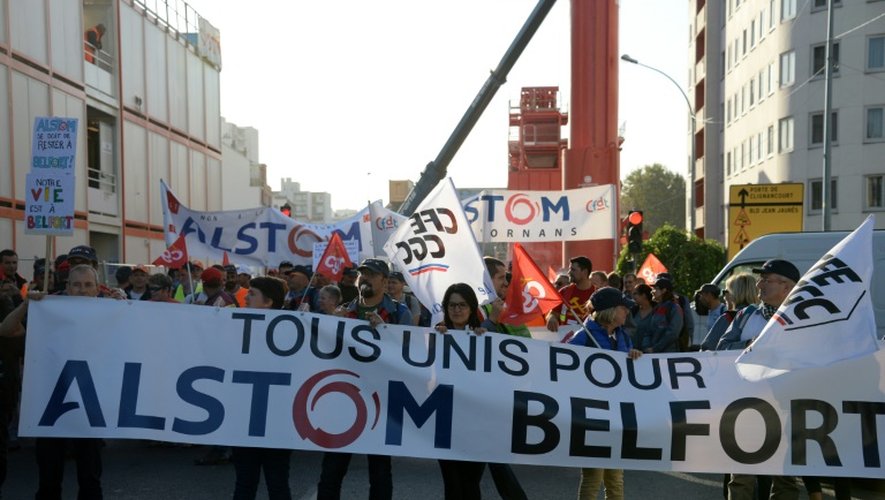 Des employés d'Alstom manifestent contre la fermeture de leur usine à Belfort, devant le siège du groupe à Saint-Ouen, le 27 septembre 2016