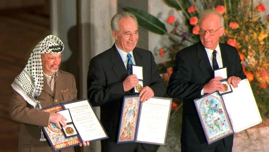 Yasser Arafat (G), Shimon Peres (C) et Yitzhak Rabin lors de leur remise du prix Nobel de la Paix, le 11 décembre 1994 à Oslo