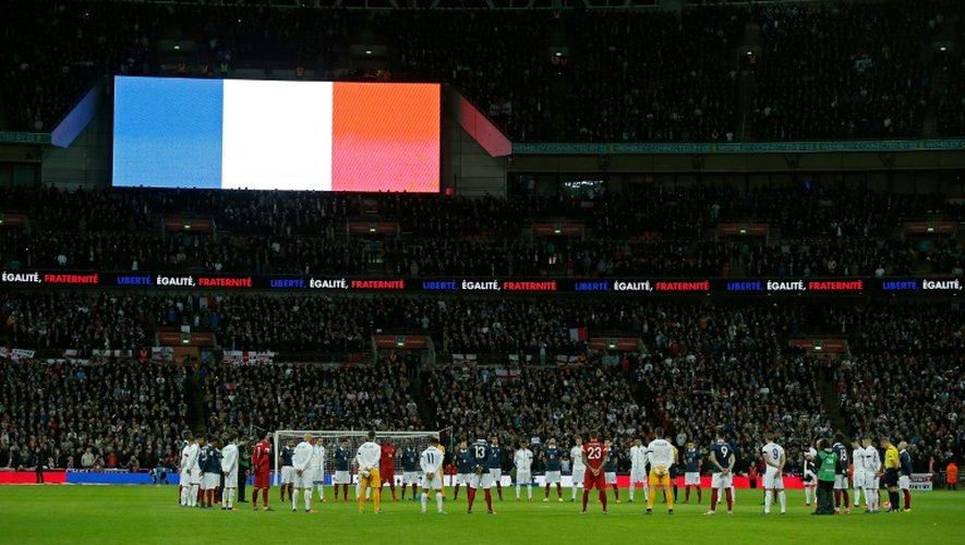 Minute de silence à Wembley après la Marseillaise chantée par le public, le 17 novembre 2015