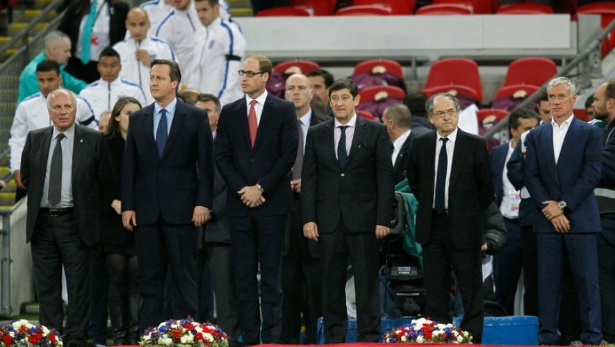 Le Premier ministre britannique David Cameron, le Prince William, le sélectionneur de l'équipe de France Didier Deschamps, le 17 novembre 2015 à Wembley