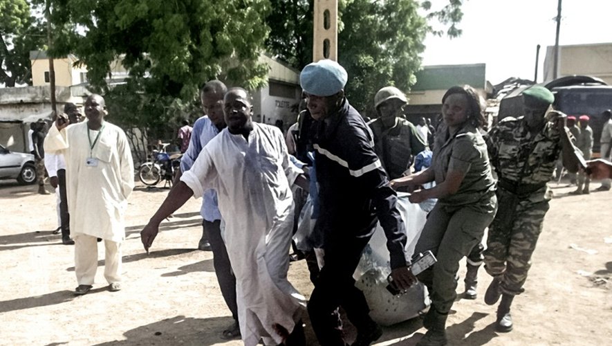 Les forces de sécurité camerounaises transportent les corps des victimes d'une double explosion à Maroua dans le Nord-Cameroun le 22 juillet 2015