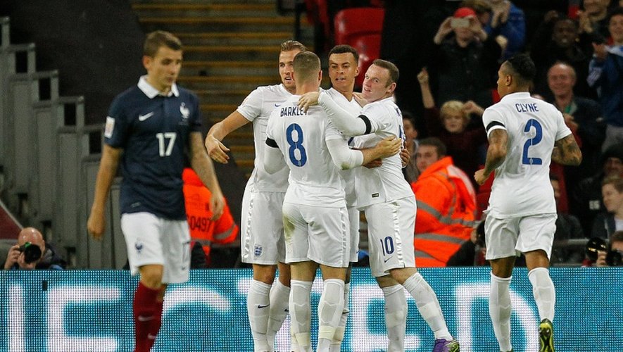 L'attaquant anglais Wayne Rooney félicité par ses coéquipiers après son but contre la France, le 17 novembre 2015 à Wembley